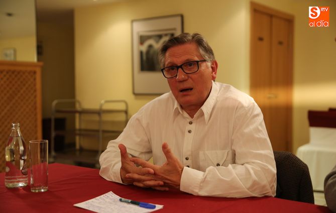 El profesor Antonio Carrascal, en la tertulia Rona Dalba. Foto: Alberto Martín