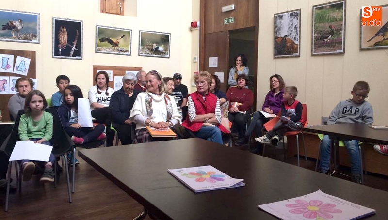 Niños y adultos disfrutaron de los poemas de Gloria Fuertes / ISABEL MACÍAS INGELMO