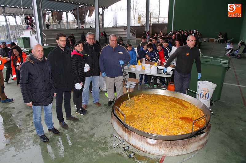El reparto de paella del pasado año se llevó a cabo en el frontón por el mal tiempo.