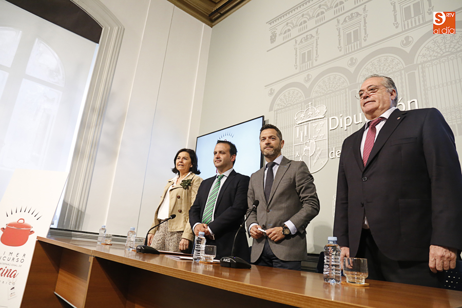 Julia Pérez, periodista gastronómica, Javier García, diputado de Turismo, Julio López, concejal de Turismo, y Alfredo Miguel, portavoz de la Cámara de Comercio / Foto de Alejandro López