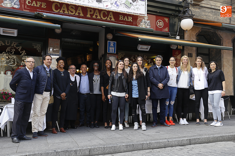 Comida de confraternización de la plantilla de Perfumerías Avenida cara a la final  