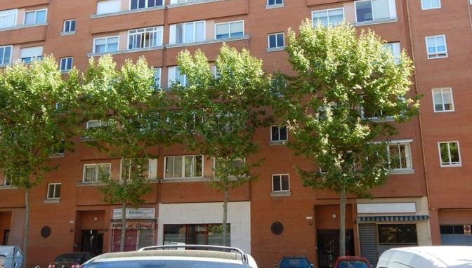 Despliegue policial para registrar una vivienda de la calle Borneo