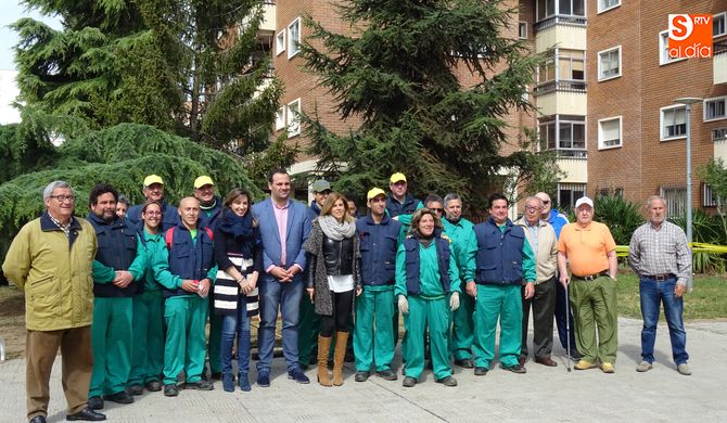 Los alumnos del curso FOD, junto al alcalde y las concejalas y varios vecinos