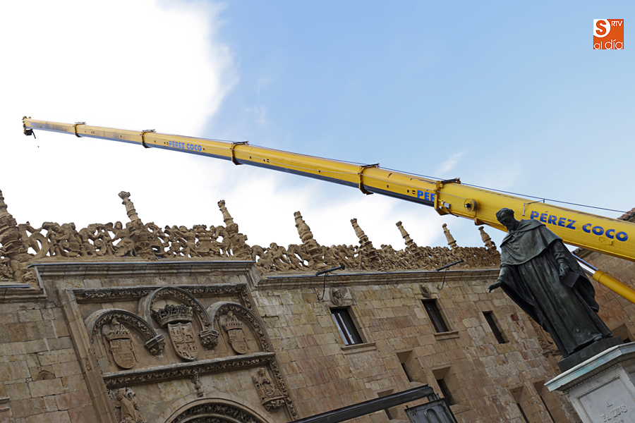 Trabajos de montaje de la exposición en el Patio de Escuelas / Foto de Alejandro López