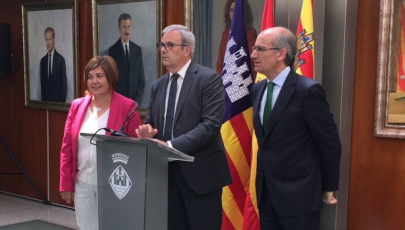 Javier Iglesias, Vicent Torres, presidente Consell Ibiza, y Rosario Cordero, presidenta Diputación de Cáceres en la rueda de prensa / DIPUTACIÓN