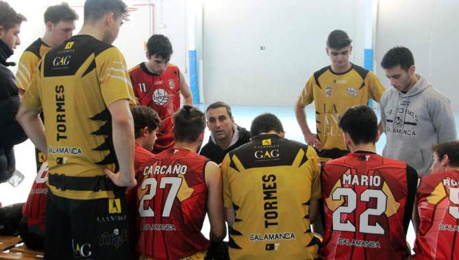 Óscar Núñez se dirige a sus jugadores en un momento de un partido