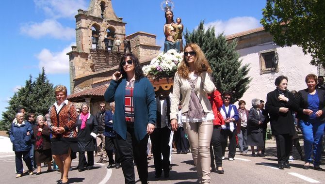 Procesión con la patrona la Virgen de la Paz en Torresmenudas