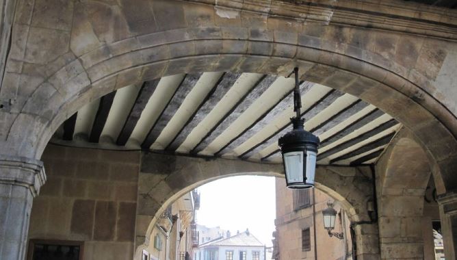 Imagen de la piedra dañada en la Plaza Mayor