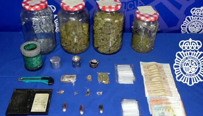 Droga y material intervenido en la calle Nueva Zelanda