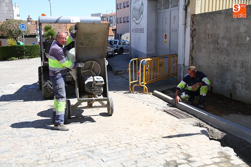 Los operarios municipales muestran el lugar del hurto.
