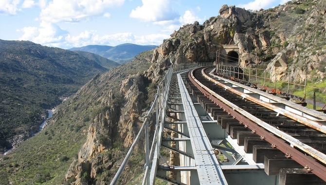 El proyecto consiste en habilitar los últimos 17 kilómetros de la vía, La Fregeneda - Barca, para el uso senderista
