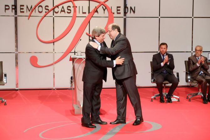Juan Jesús Cruz Hernandez recibe el premio de manos del presidente de la Junta