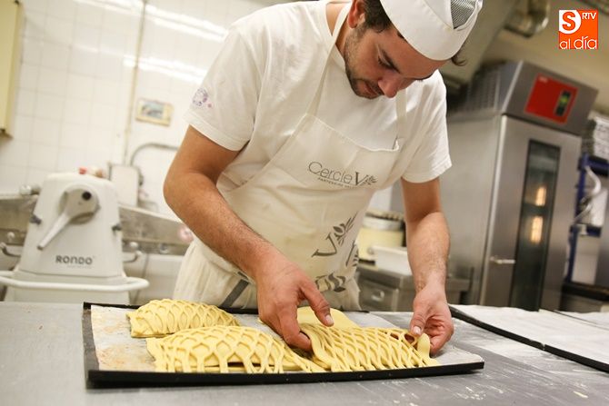 Elaboración artesanal del hornazo de Salamanca, en el obrador de La Tahona Delicatessen. Fotos: Alberto Martín