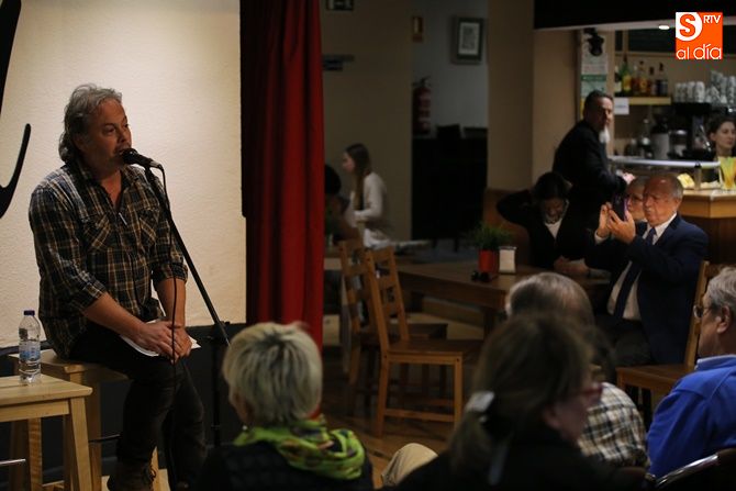 Raúl Vacas, durante un momento del recital en Manolita Café Bar