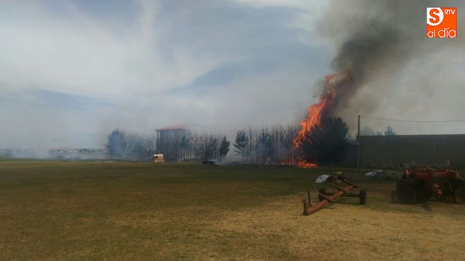 El incendio, avivado por el intenso viento, junto a viviendas de Pedrosillo el Ralo. Fotos: Noelia Fernández