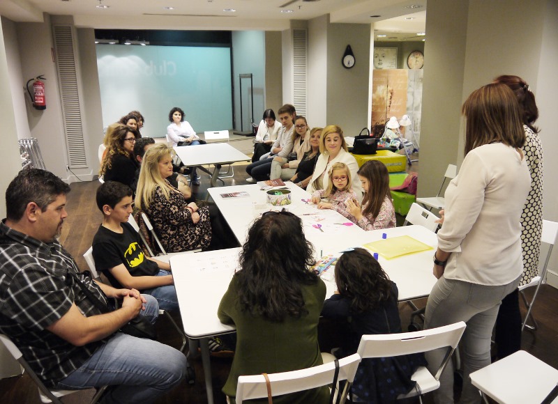 Debate intergeneracional en el Centro Comercial El Tormes