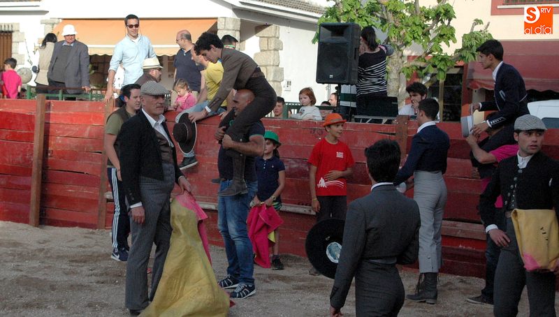 Tres de los cuatro novilleros salieron a hombros de la plaza de Olmedo de Camaces