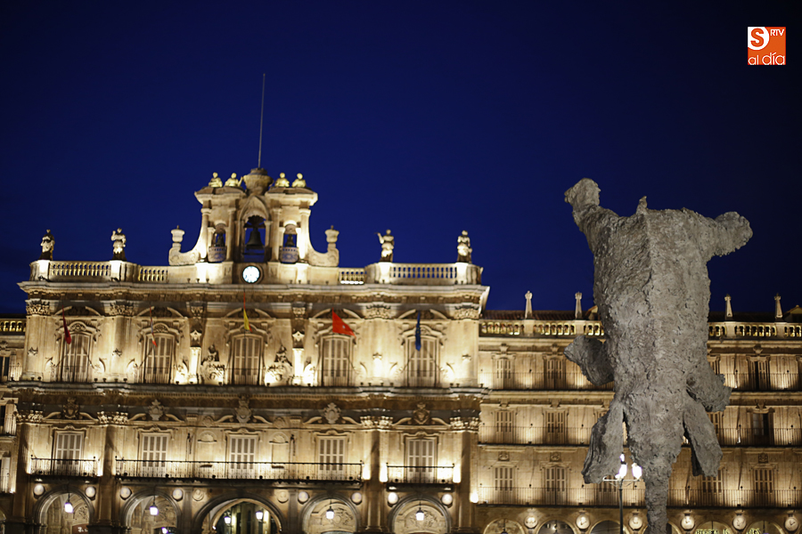 El gran elefante de Barceló, ya reposa en la Plaza Mayor / Foto de Alejandro López