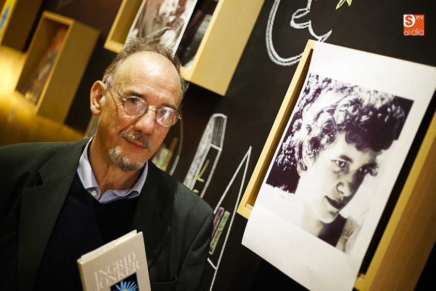 Agustín B. Sequeros junto a una fotografía de Ingrid Jonker / Foto de Alejandro López