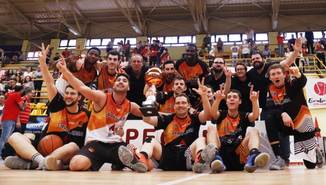 Plantilla y cuerpo técnico celebran al final del partido