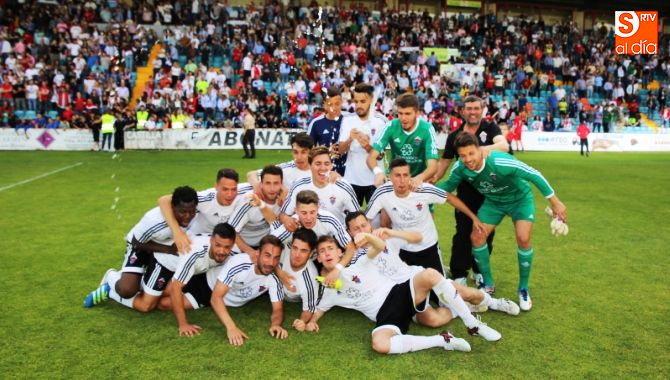 Los jugadores del Salmantino se abrazan en el césped del estadio Helmántico