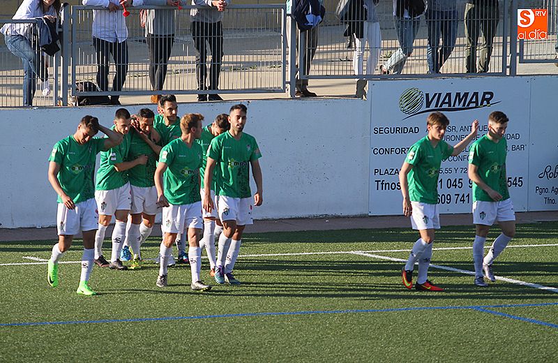 Los jugadores del Guijuelo abrazan al capitan, Jonathan Martín, tras marcar su último gol en el Municipal.