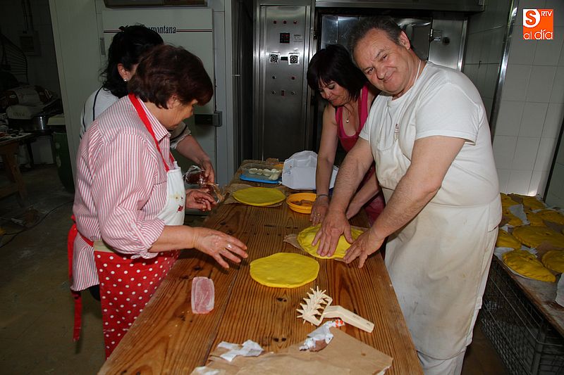 Panificadora Guijuelo vivió un constante ir y venir de vecinos haciendo hornazos.
