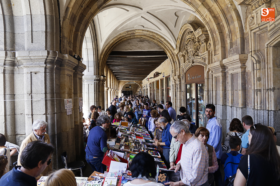 Numerosas personas han visitado durante la mañana las librerías participantes. Foto: Álex López