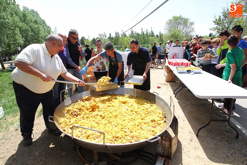El alcalde, Julián Ramos, junto con los ediles Samuel Rodríguez y Sandra Méndez, en el reparto de paella.