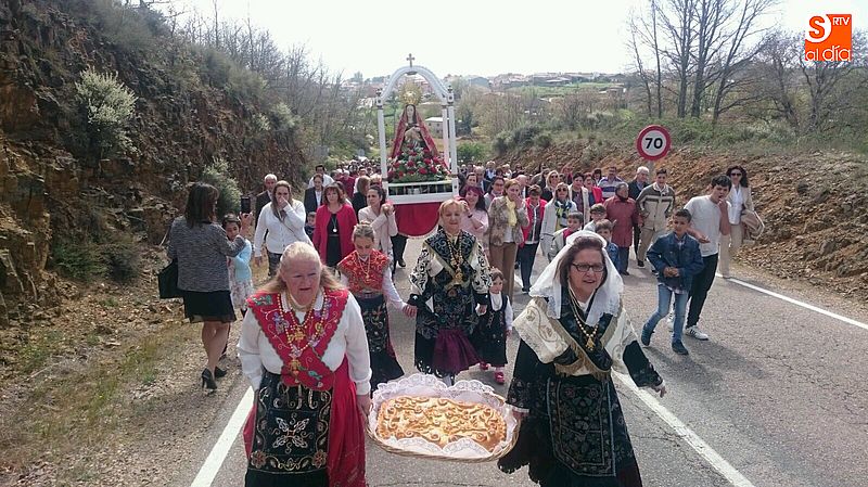La colorida procesión llevo la imagen de la Virgen a la ermita.