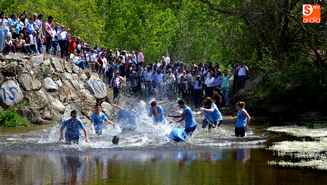 Los Quintos de Alaraz volvieron a protagonizar una de las imágenes mas originales del Lunes de Aguas atravesando el rio Gamo
