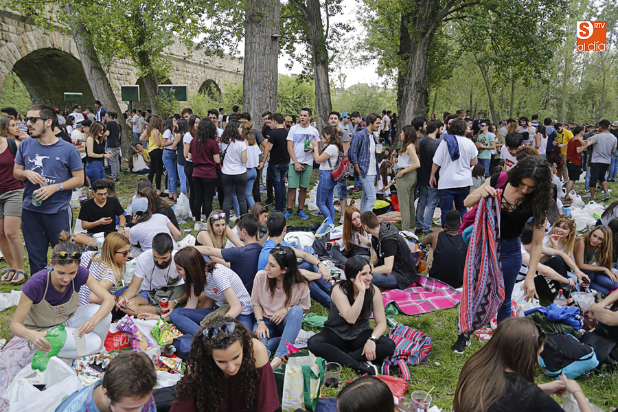 Cientos de salmantinos salieron a la calle a celebrar el Lunes de Aguas