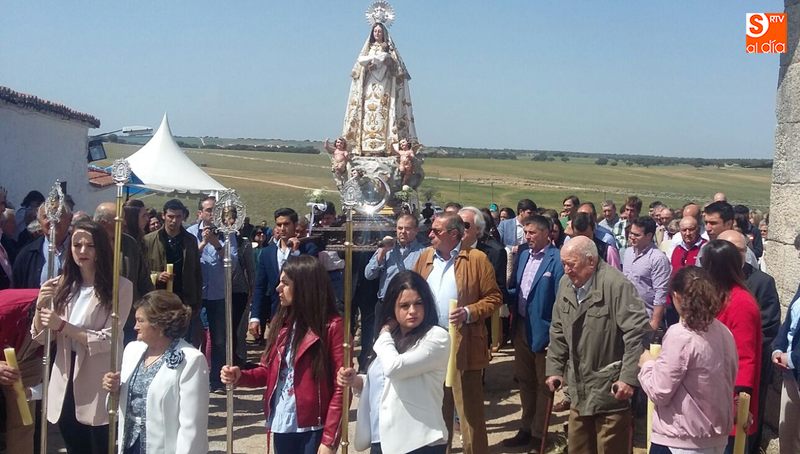 Las mayordomas guiaron a la Virgen en la procesión alrededor de la ermita