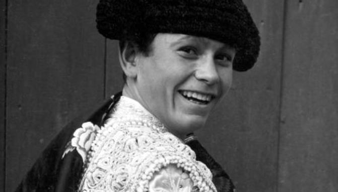 Palomo Linares forma parte de esa legión de quien no muere nunca, un caso del más puro romanticismo, niño prodigio sin dinastía torera que quedara en el recuerdo del buen aficionado