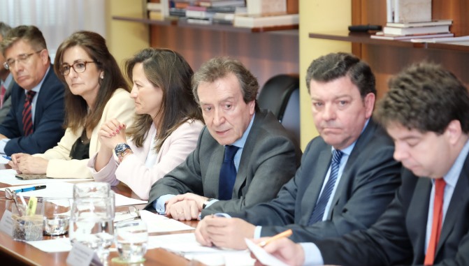 El vicepresidente y consejero de la Presidencia, José Antonio de Santiago-Juárez, en el Consejo de Cooperación Local