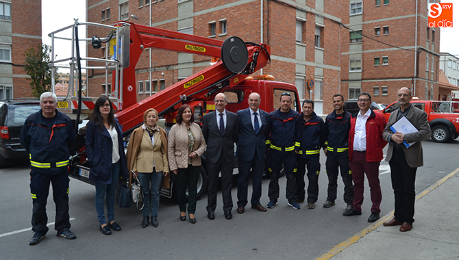 El Parque de Bomberos de Peñaranda recibía este martes un nuevo camión escala