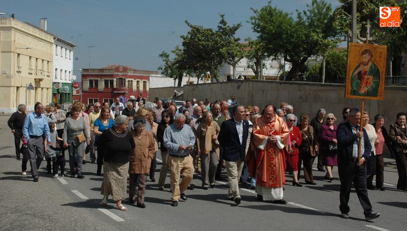 Tras la homilía los vecinos se dirigieron a la cruz para presenciar la bendición de campos