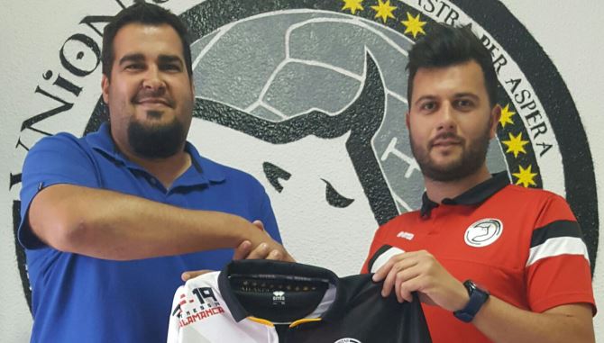 Jorge González Astu, entrenador y director deportivo de Unionistas, a la derecha, tras firmar la renovación