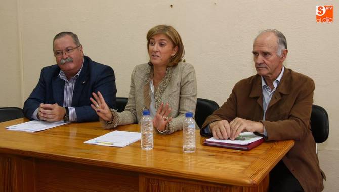 Isabel Pérez-Espinosa, exdirectora de Acuanorte, en una reunión con alcaldes en Lumbrales celebrada en 2012