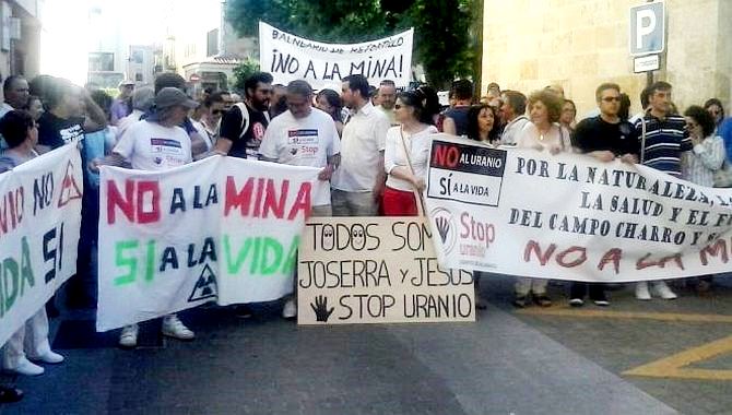 Manifestantes que rechazan el proyecto de la mina uranio en Retortillo