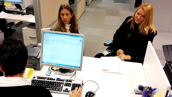  Maribel Campo y Almudena Timón, concejales del PSOE, en el registro municipal