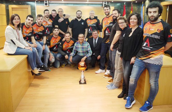 El Ayuntamiento rinde homenaje al Aquimisa Carbajosa por su ascenso a EBA  