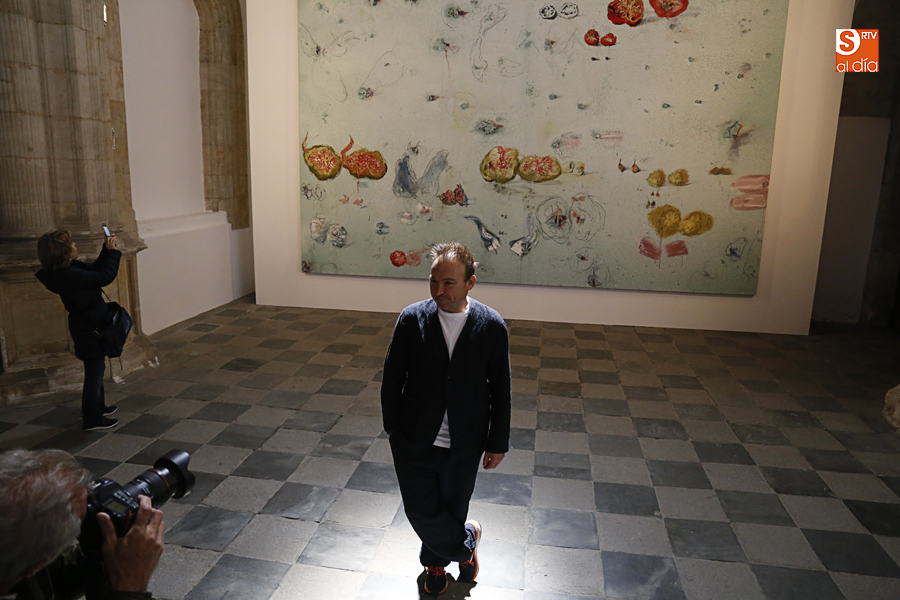 Miquel Barceló, junto a la pintura que da título a la exposición. Foto: Alejandro López