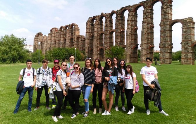 Los alumnos de Latín del Colegio San Juan Bosco visitan Mérida