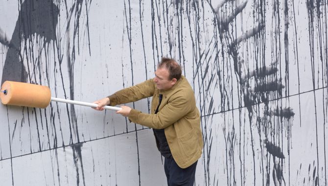 Barceló, realizando la perfomance en Fonseca. Fotos: USAL