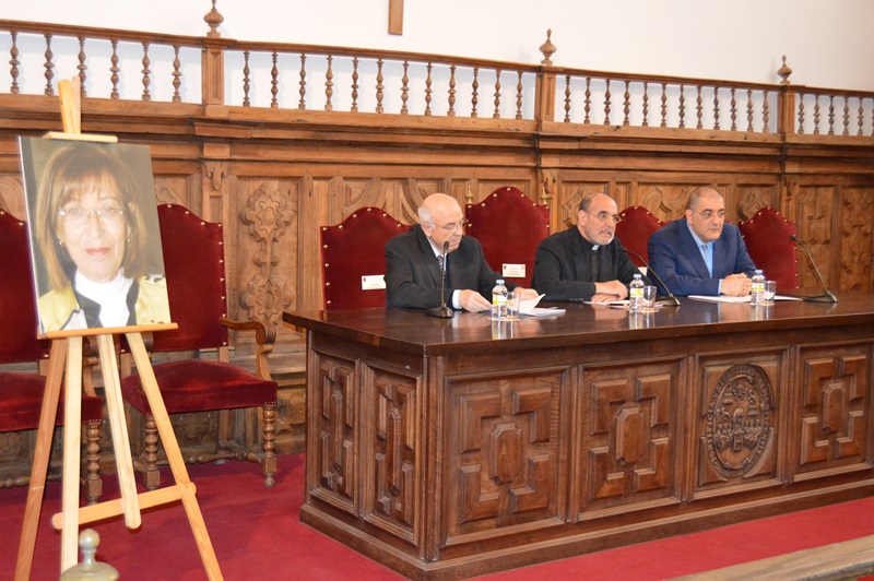 Un retrato de Holgado presidió este encuentro