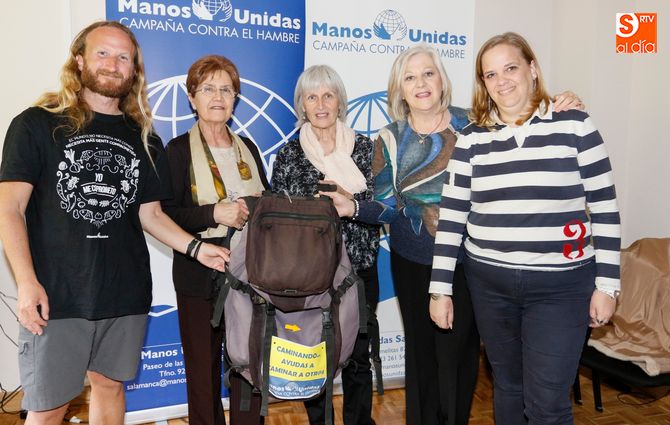Rubén Arnal posa con las responsables de Manos Unidas Salamanca. Foto: Alberto Martín