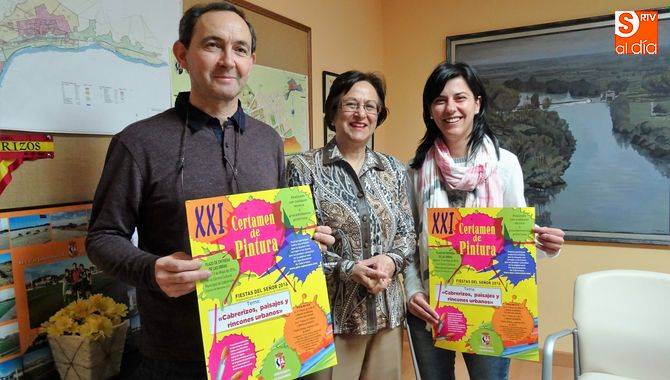 La alcaldesa, Lourdes Villoria (centro) en la presentación del anterior Certamen de Pintura