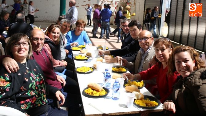 Los vecinos disfrutan de una rica paella para conmemorar el 50 aniversario. Foto: Alberto Martín