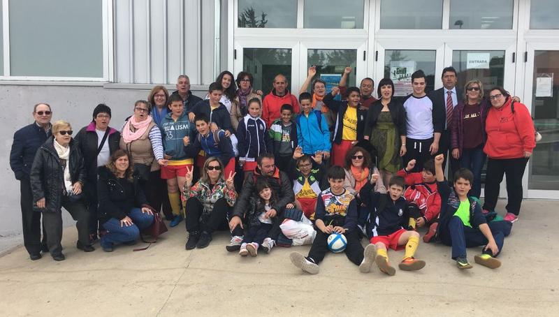 Foto de familia delante del pabellón polideportivo de Aldeatejada